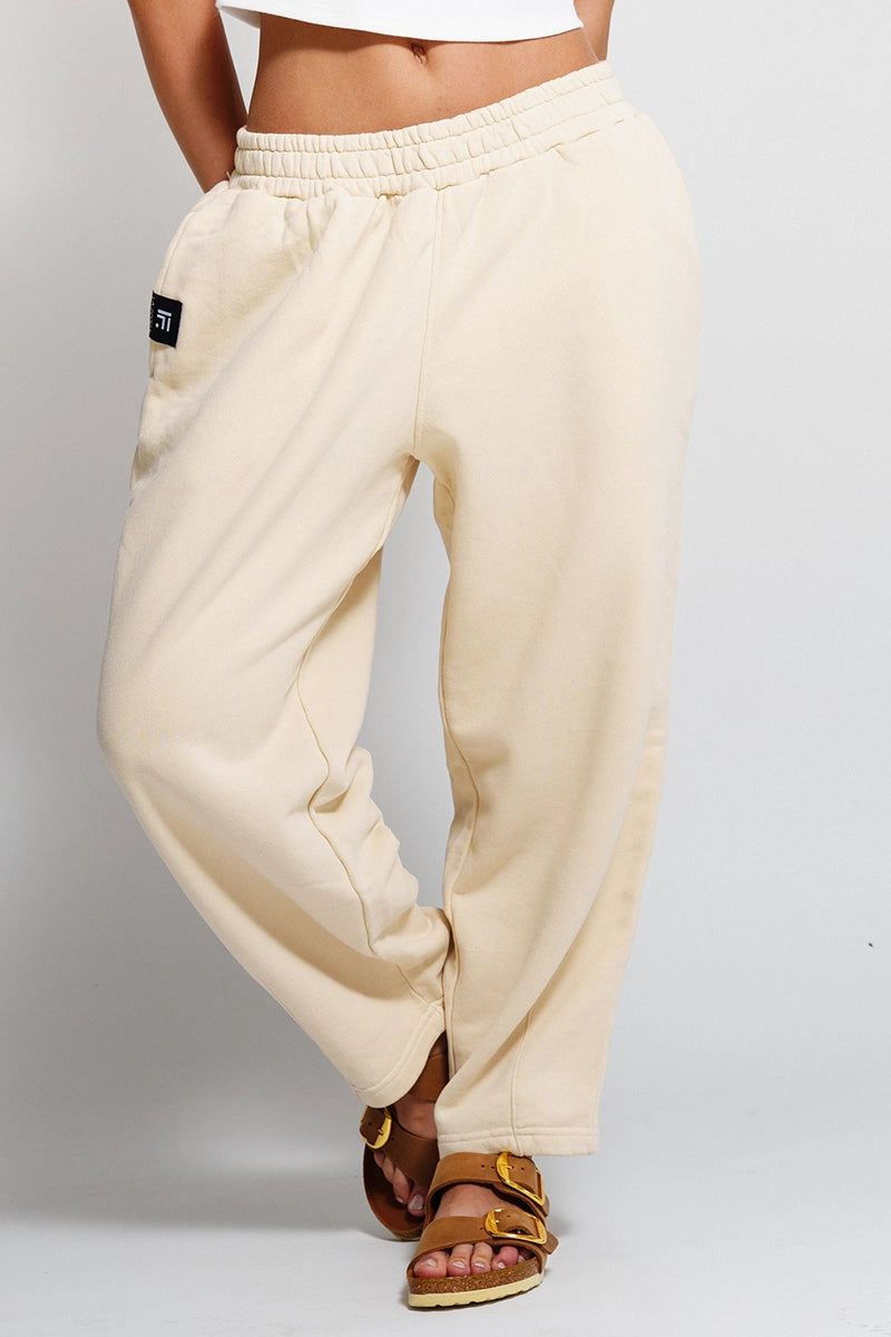 Sweatpants mujer Arena - Loungeful Barrel Pant-Sand | La Forza Athletica