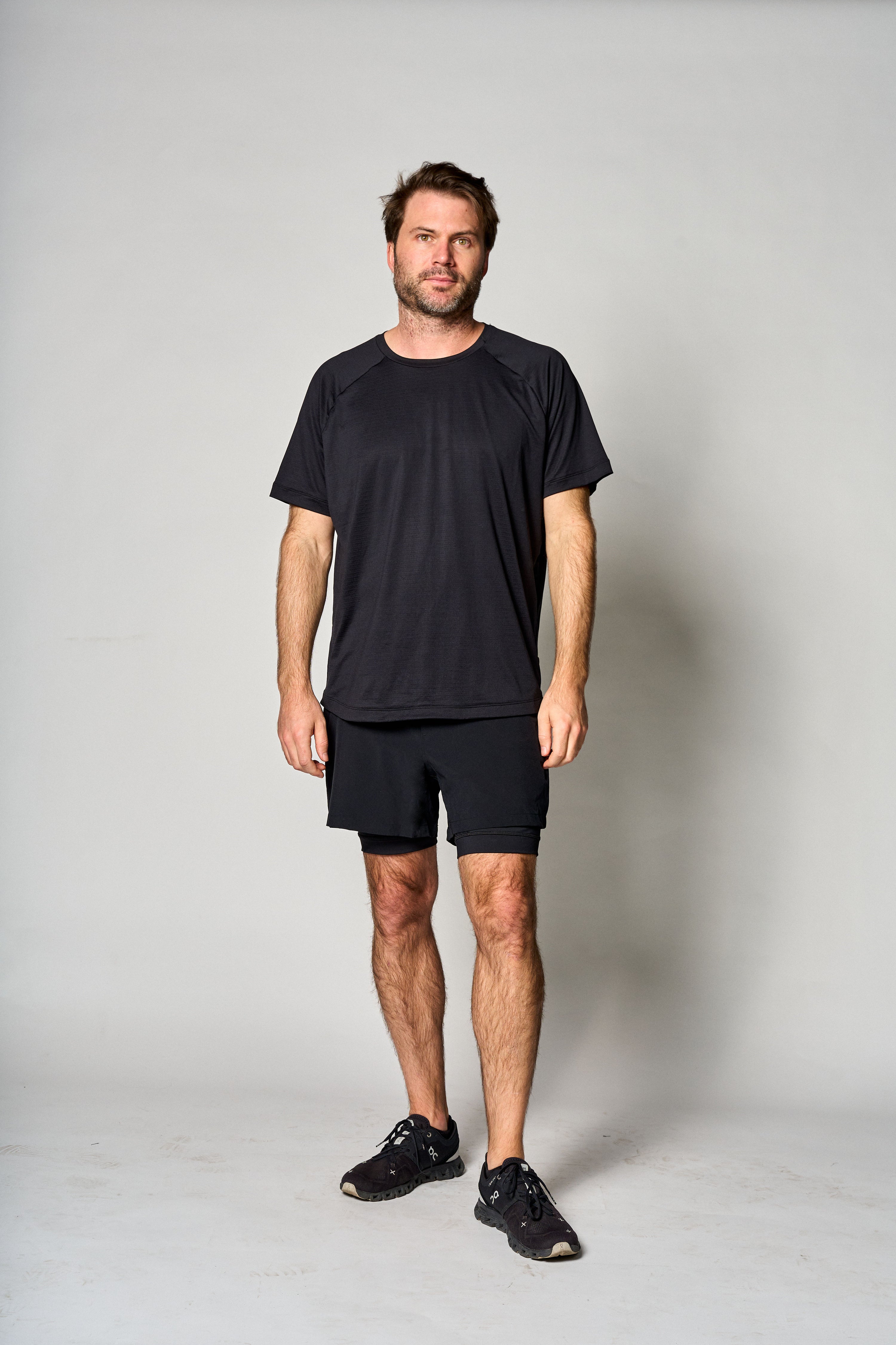 Short Core 5 pulgadas con forro color negro - perfil - La Forza Athletica