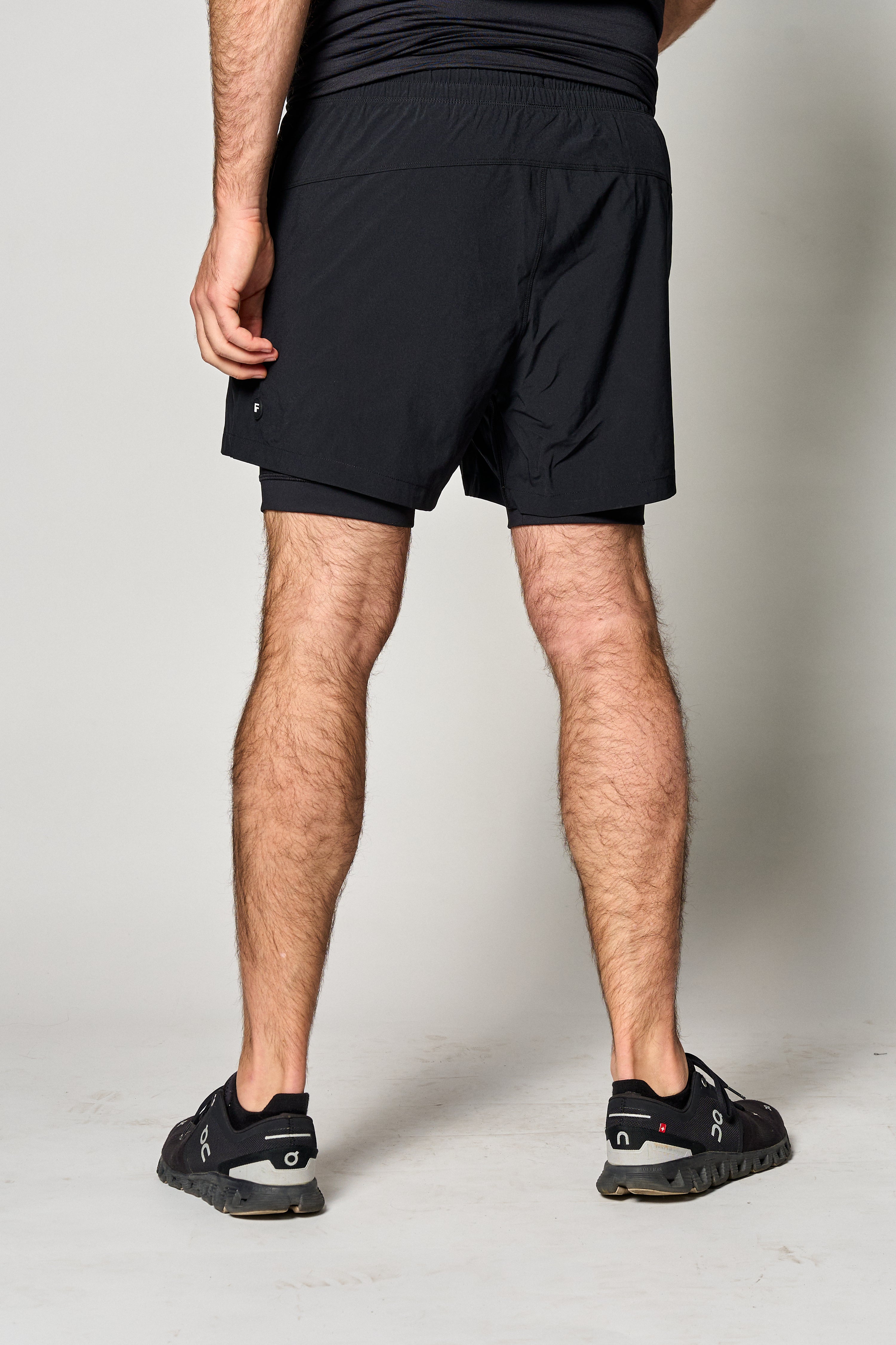 Short Core 5 pulgadas con forro color negro - modelo en uso - La Forza Athletica