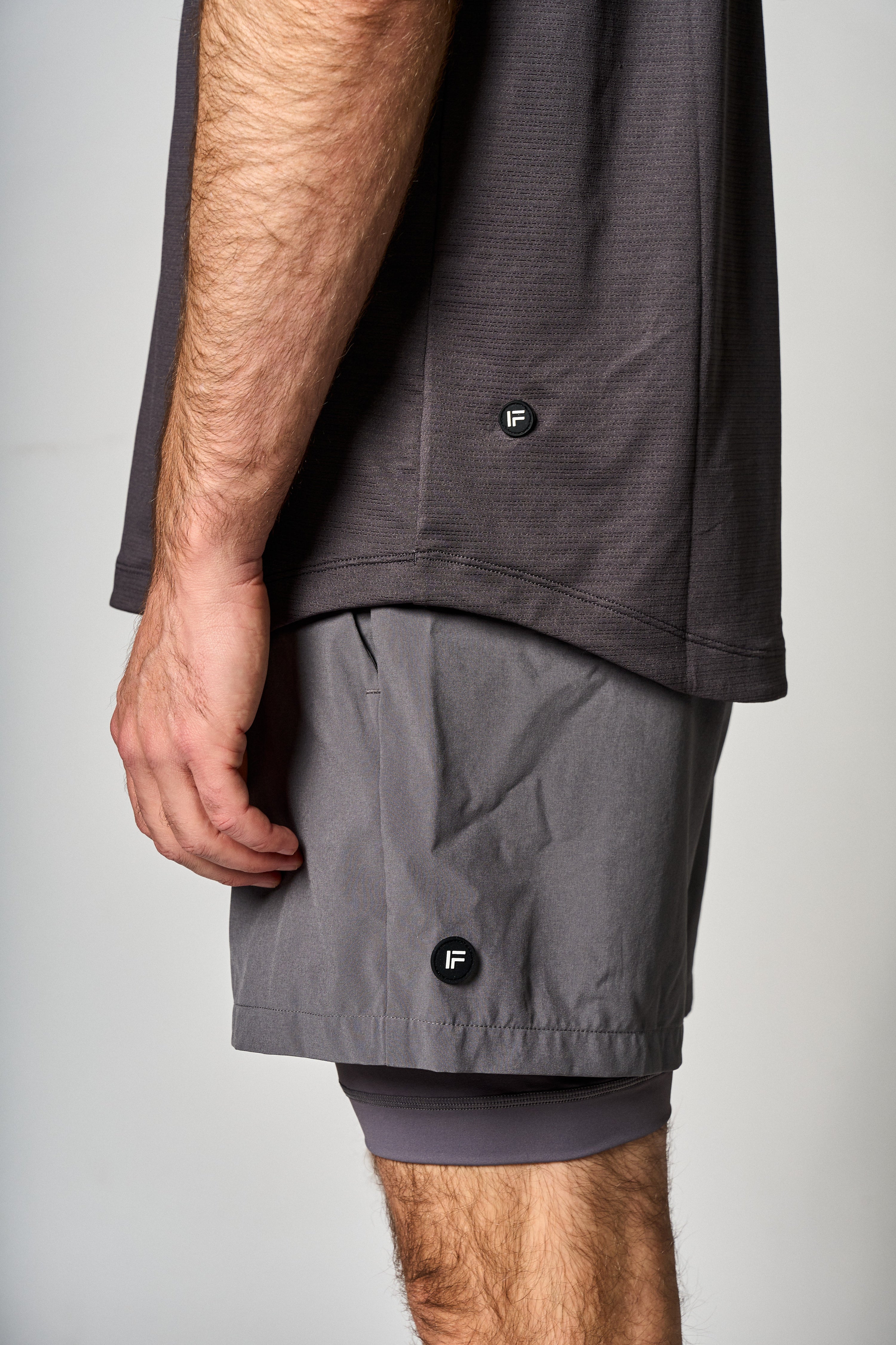 Short Core 5 pulgadas con forro color gris - detalle de costura - La Forza Athletica