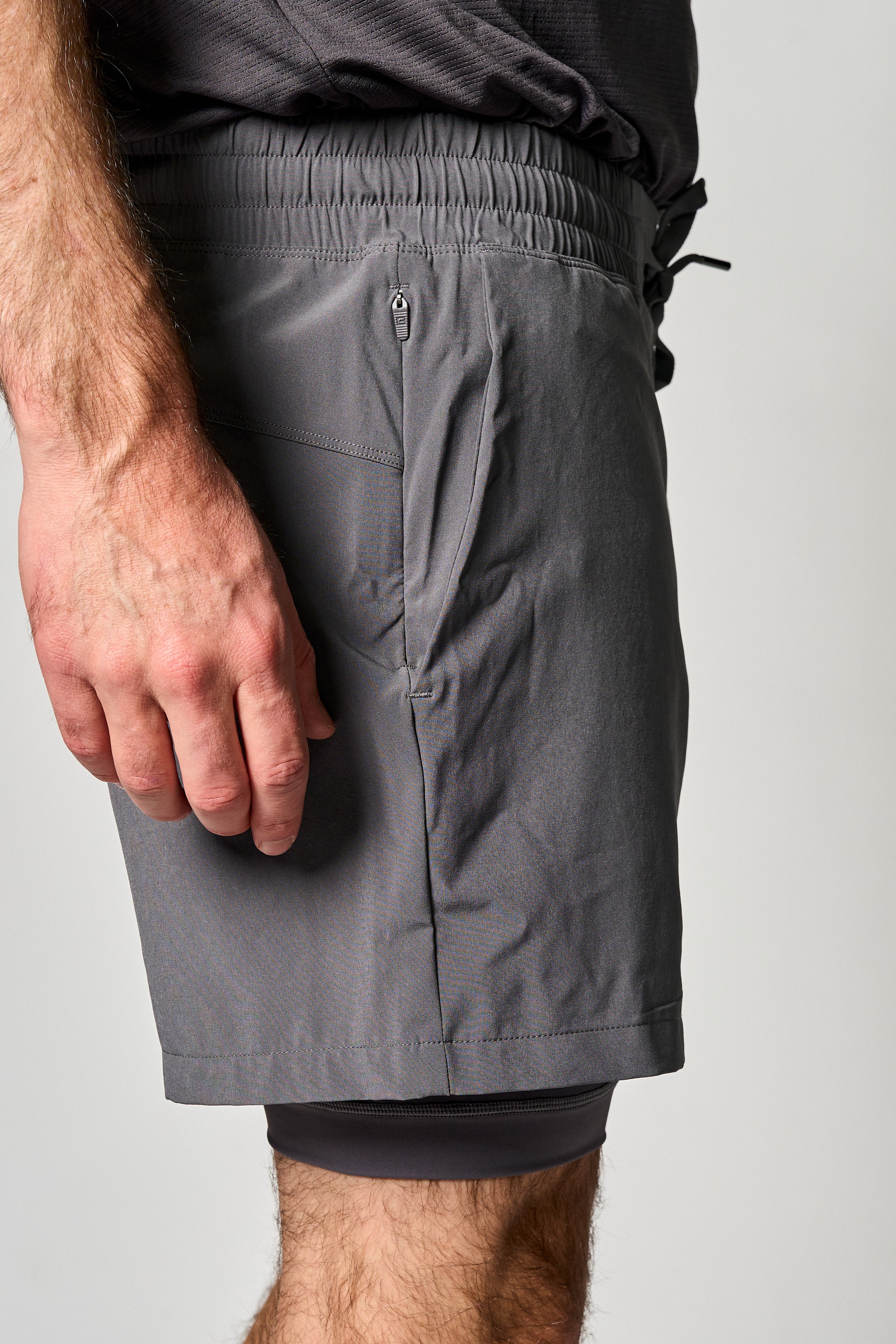 Short Core 5 pulgadas con forro color gris - modelo en uso - La Forza Athletica