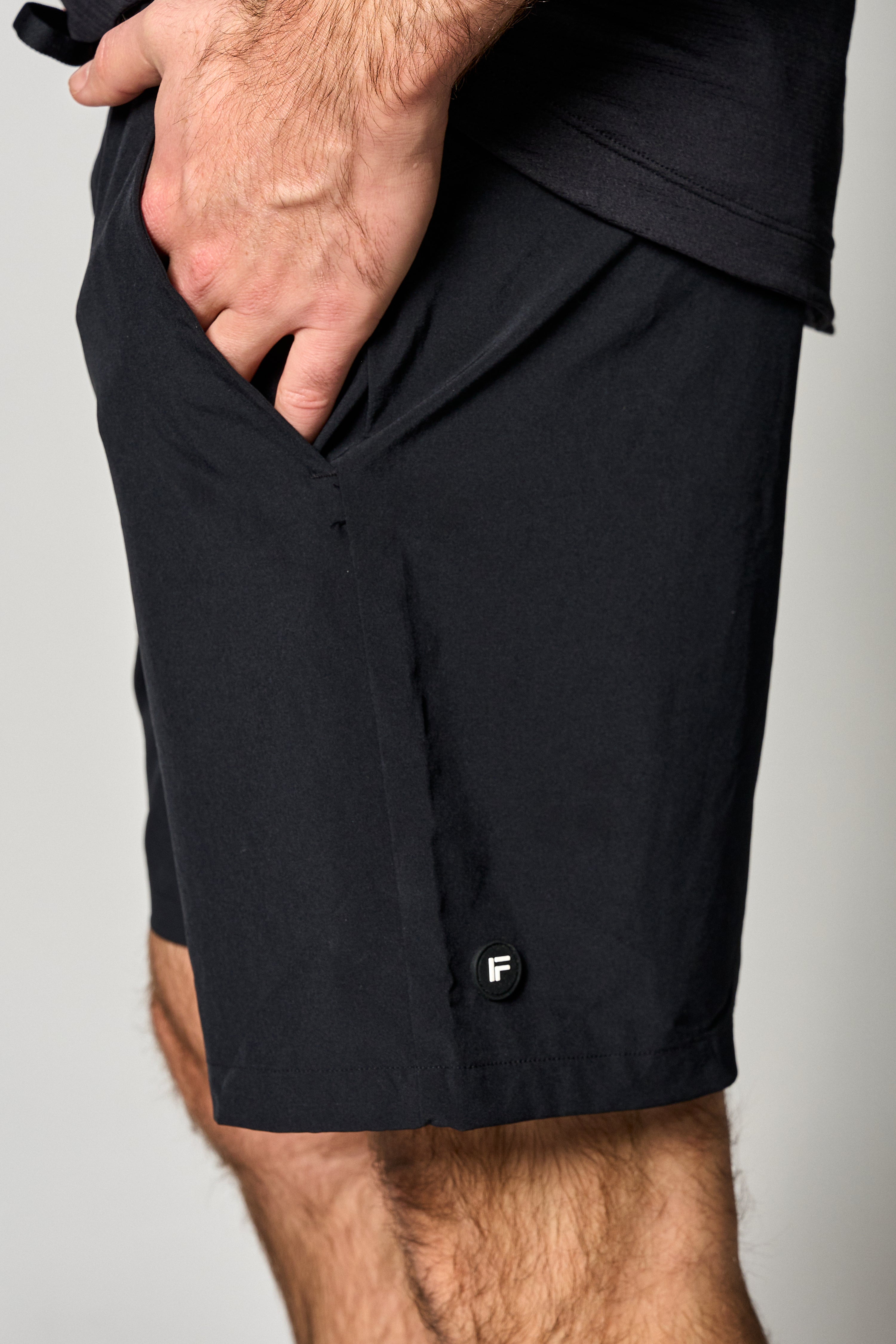 Short Core 7 pulgadas sin forro color negro - perfil - La Forza Athletica