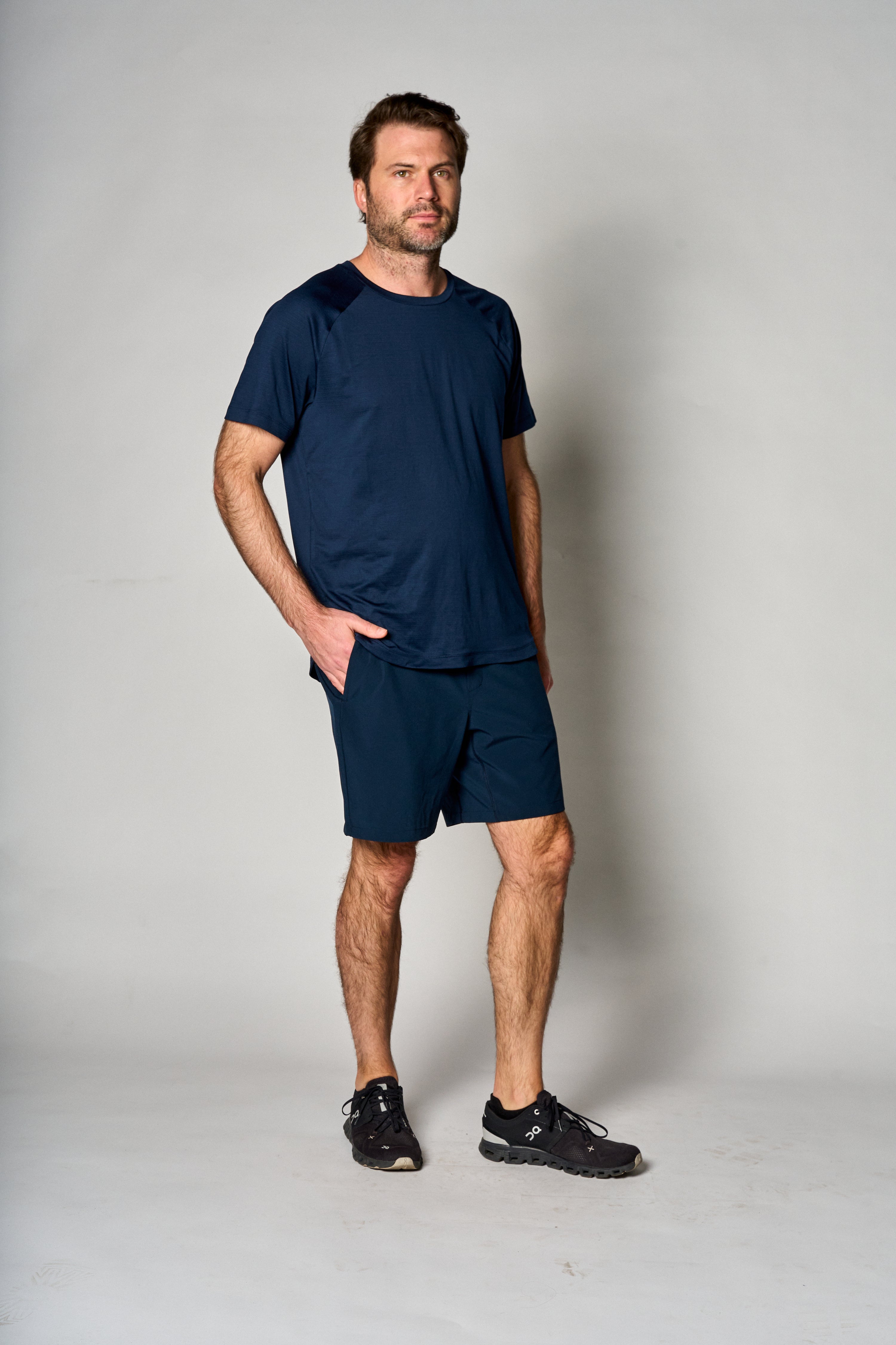 Short Core 7 pulgadas sin forro color azul marino - perfil - La Forza Athletica