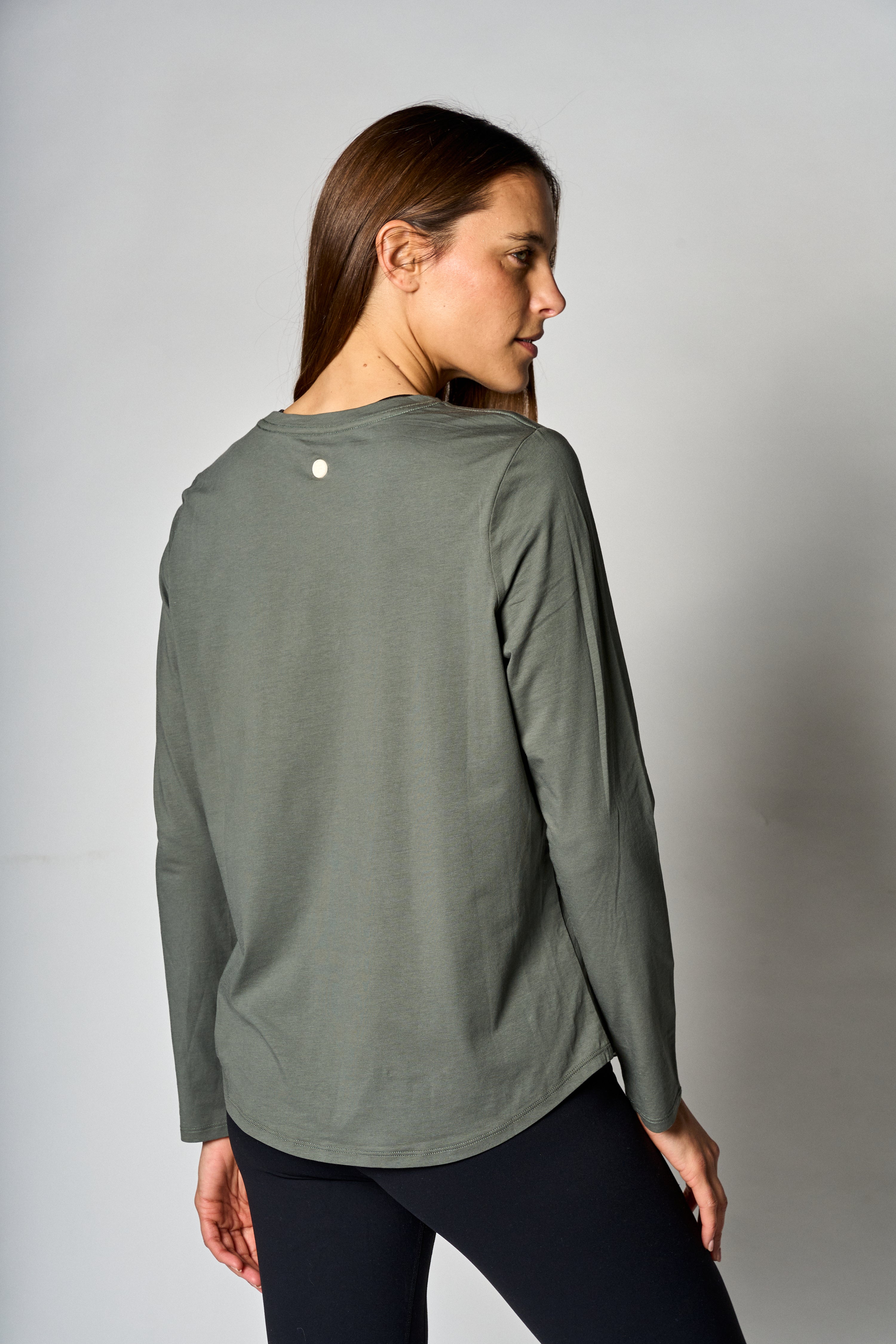 Polera manga larga de algodón Pima color sage - perfil - La Forza Athletica