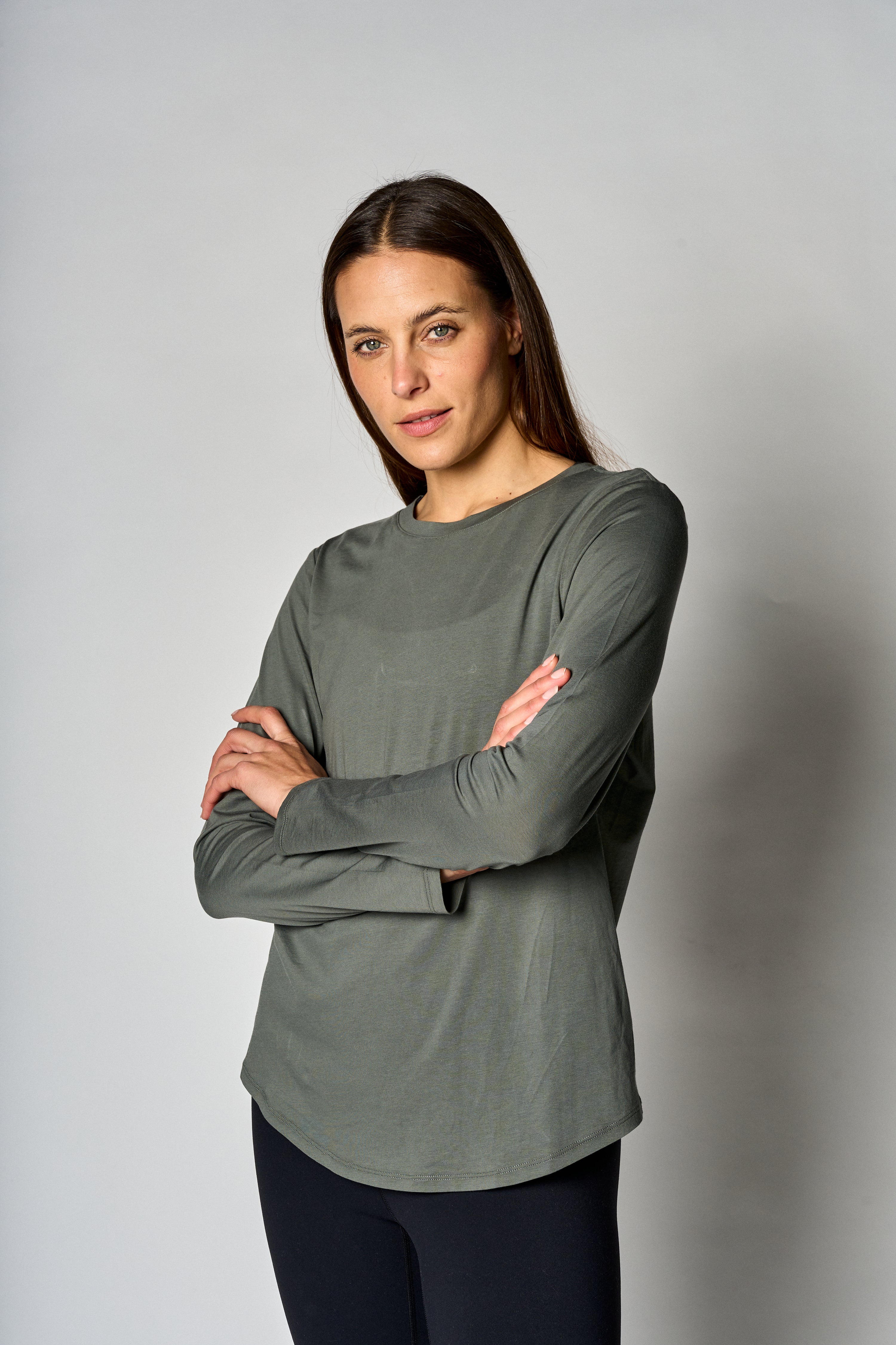 Polera manga larga de algodón Pima color sage - modelo en uso - La Forza Athletica
