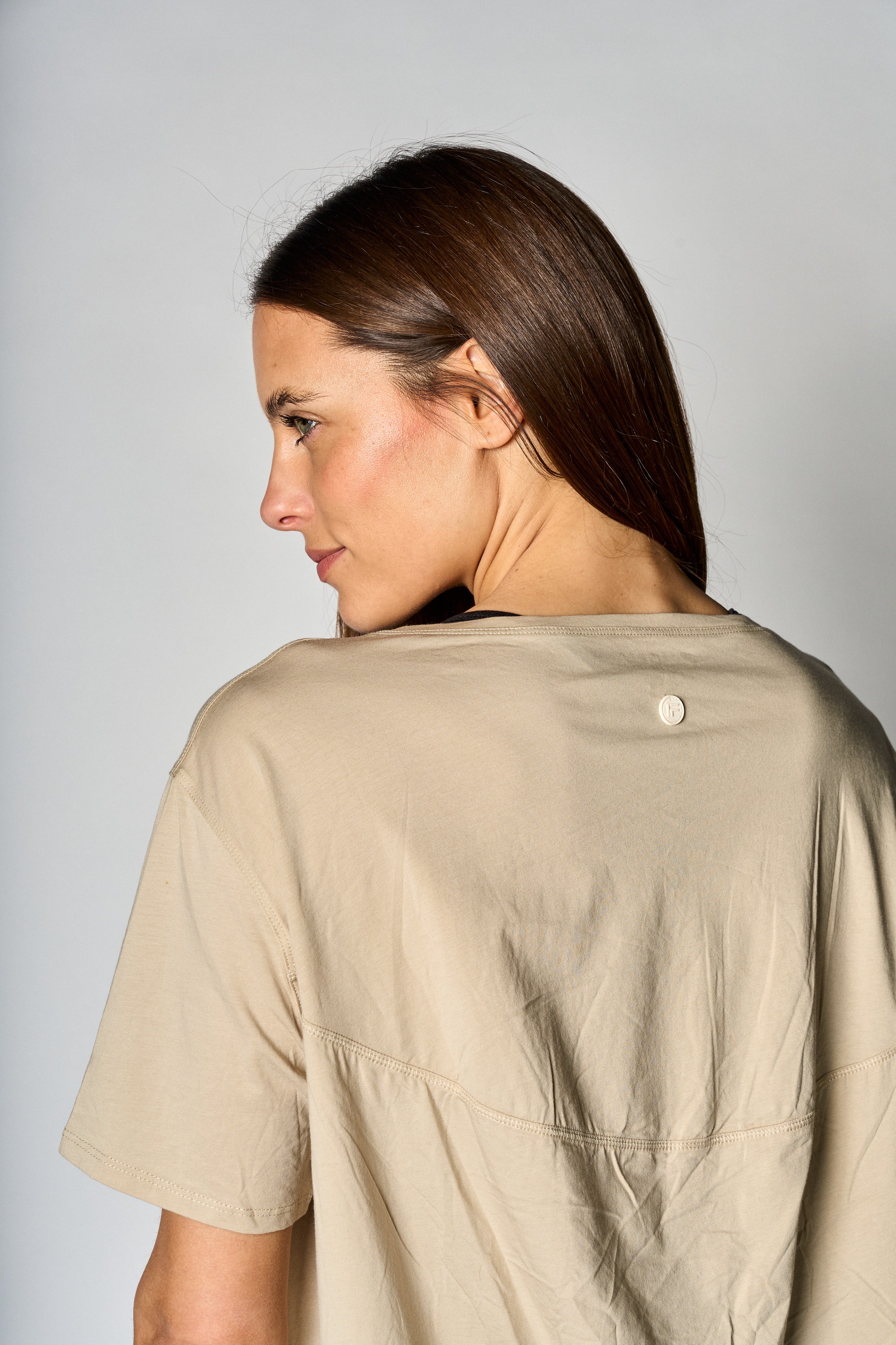 Polera básica de algodón Pima color beige - frente - La Forza Athletica
