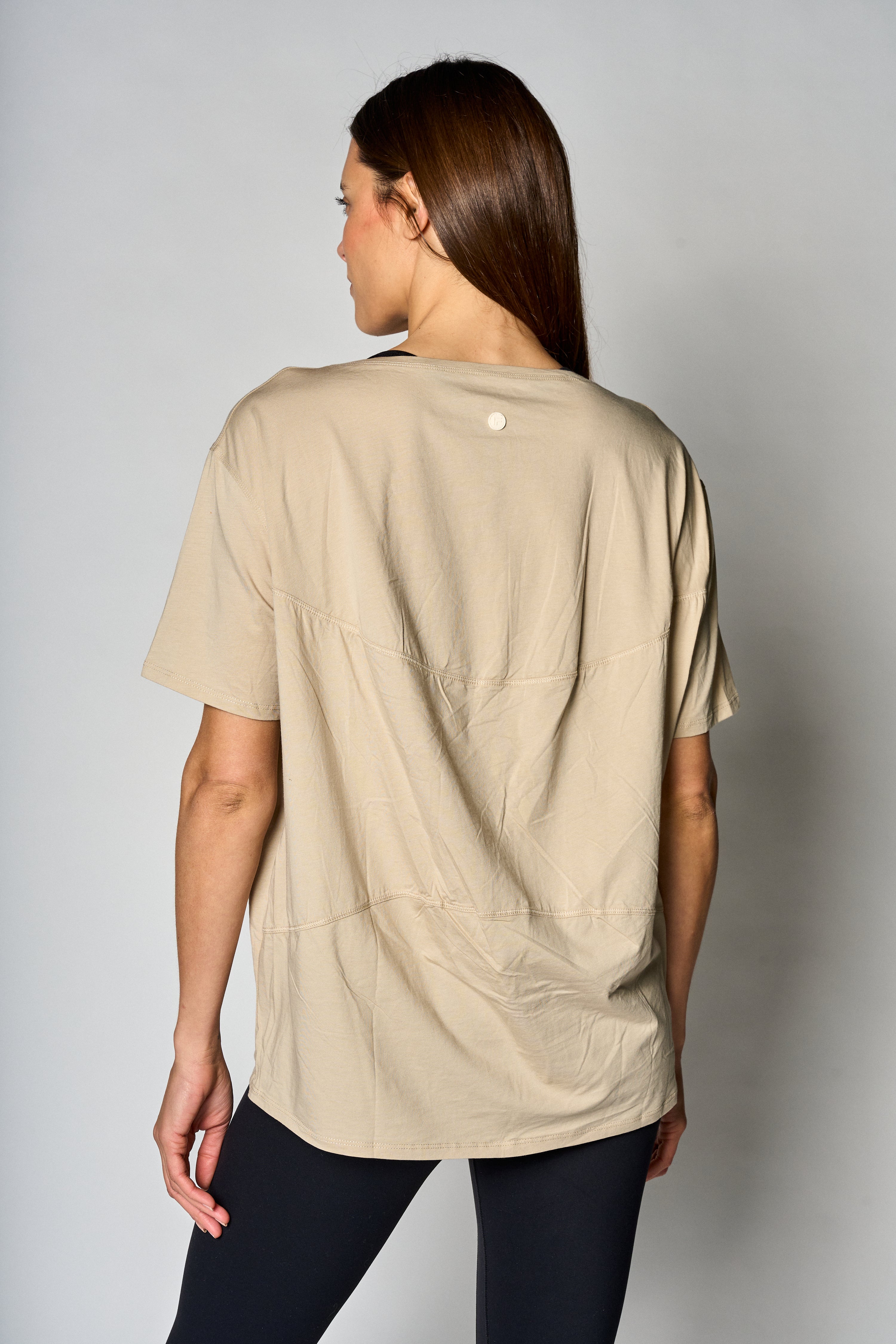 Polera básica de algodón Pima color beige - perfil - La Forza Athletica