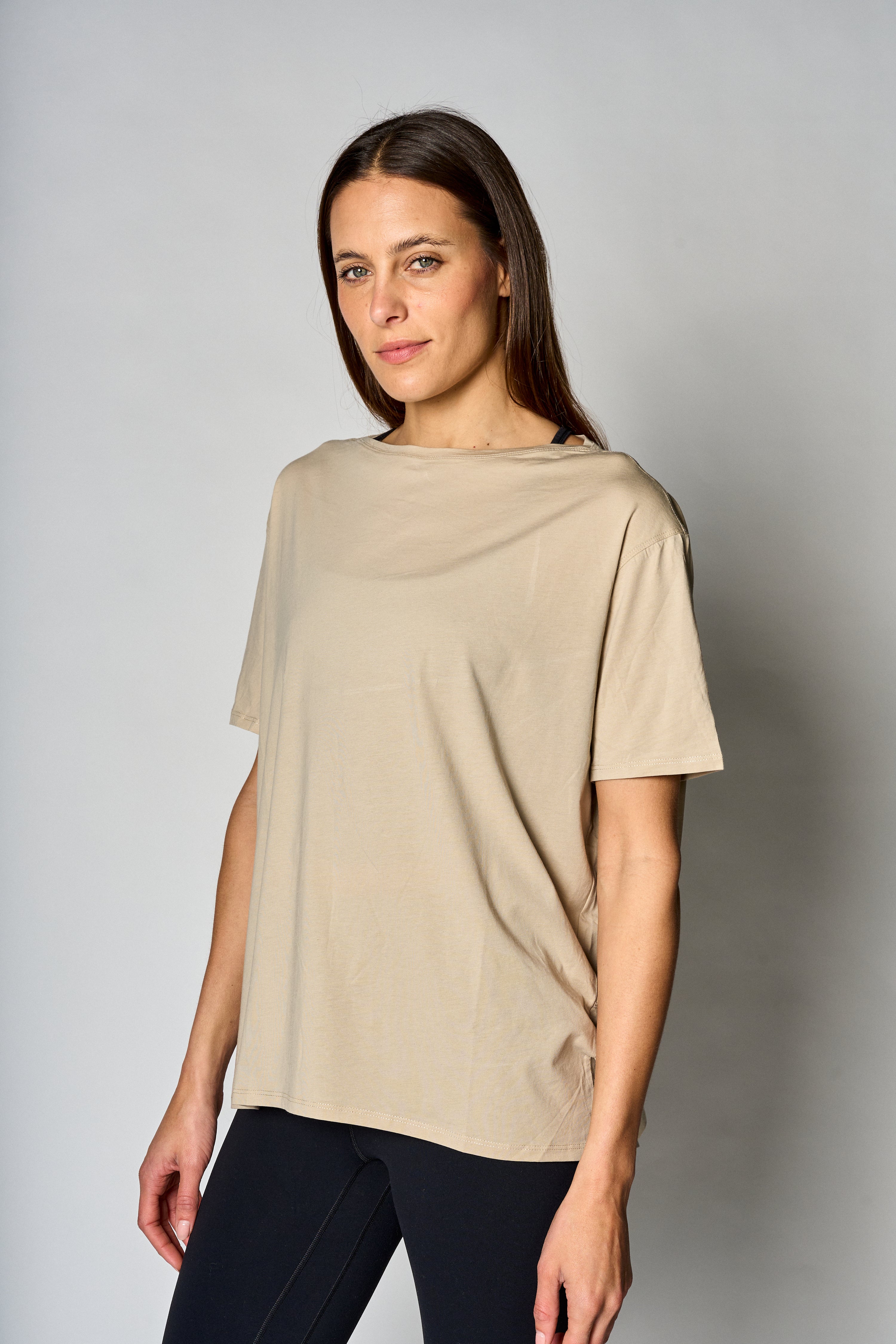 Polera básica de algodón Pima color beige - detalle de costura - La Forza Athletica