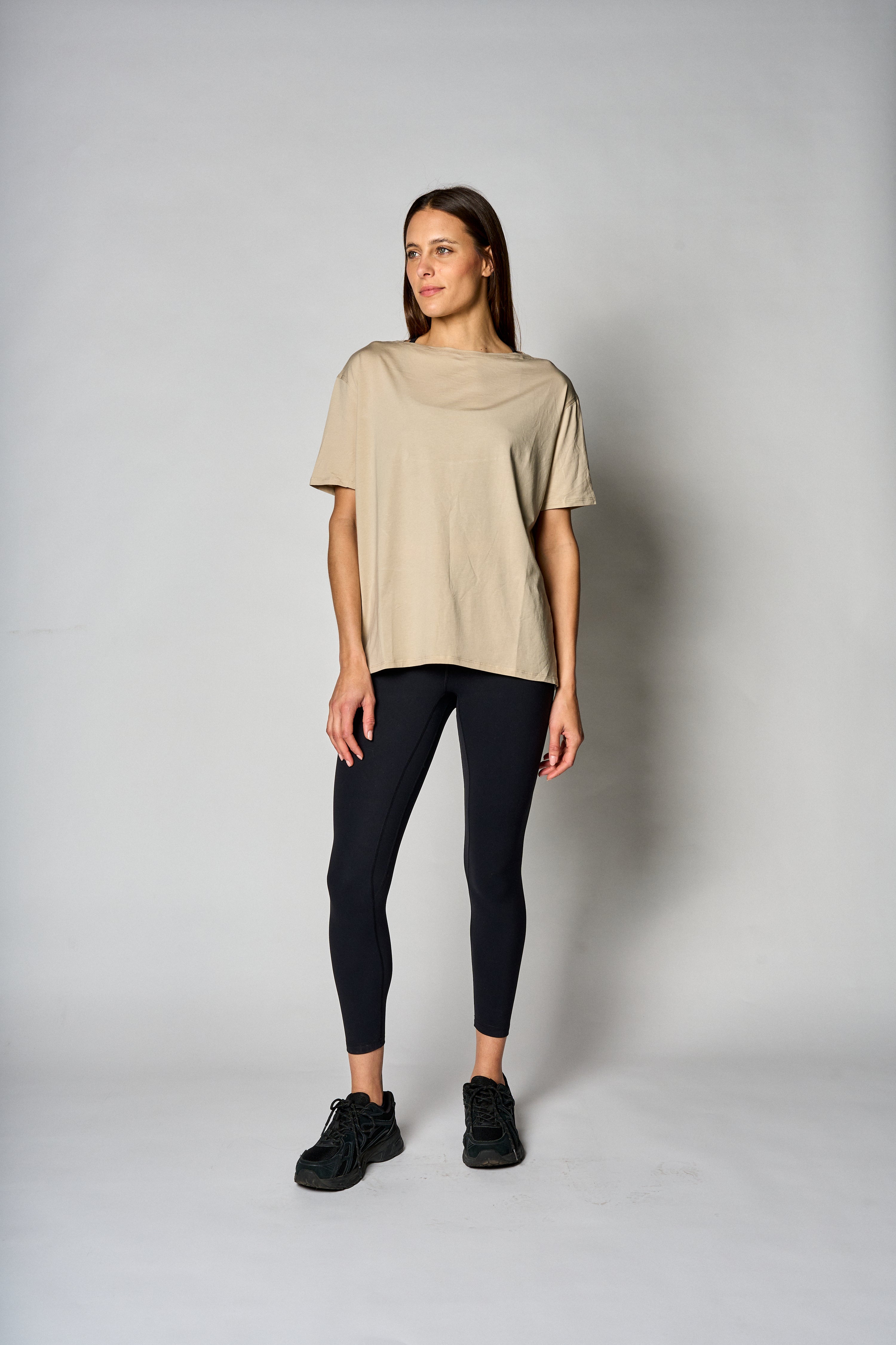 Polera básica de algodón Pima color beige - modelo en uso - La Forza Athletica