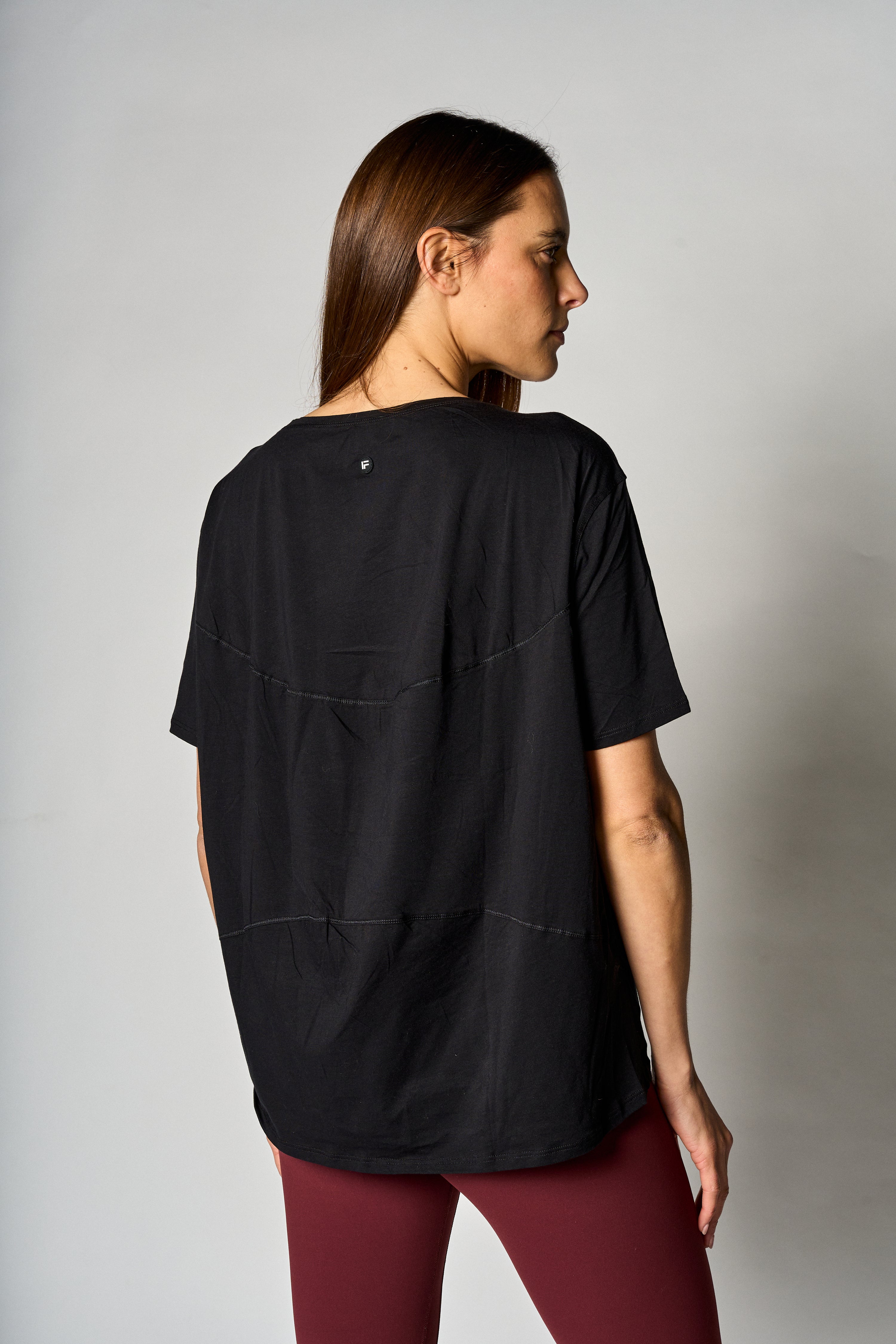 Polera básica de algodón Pima color negro - perfil - La Forza Athletica