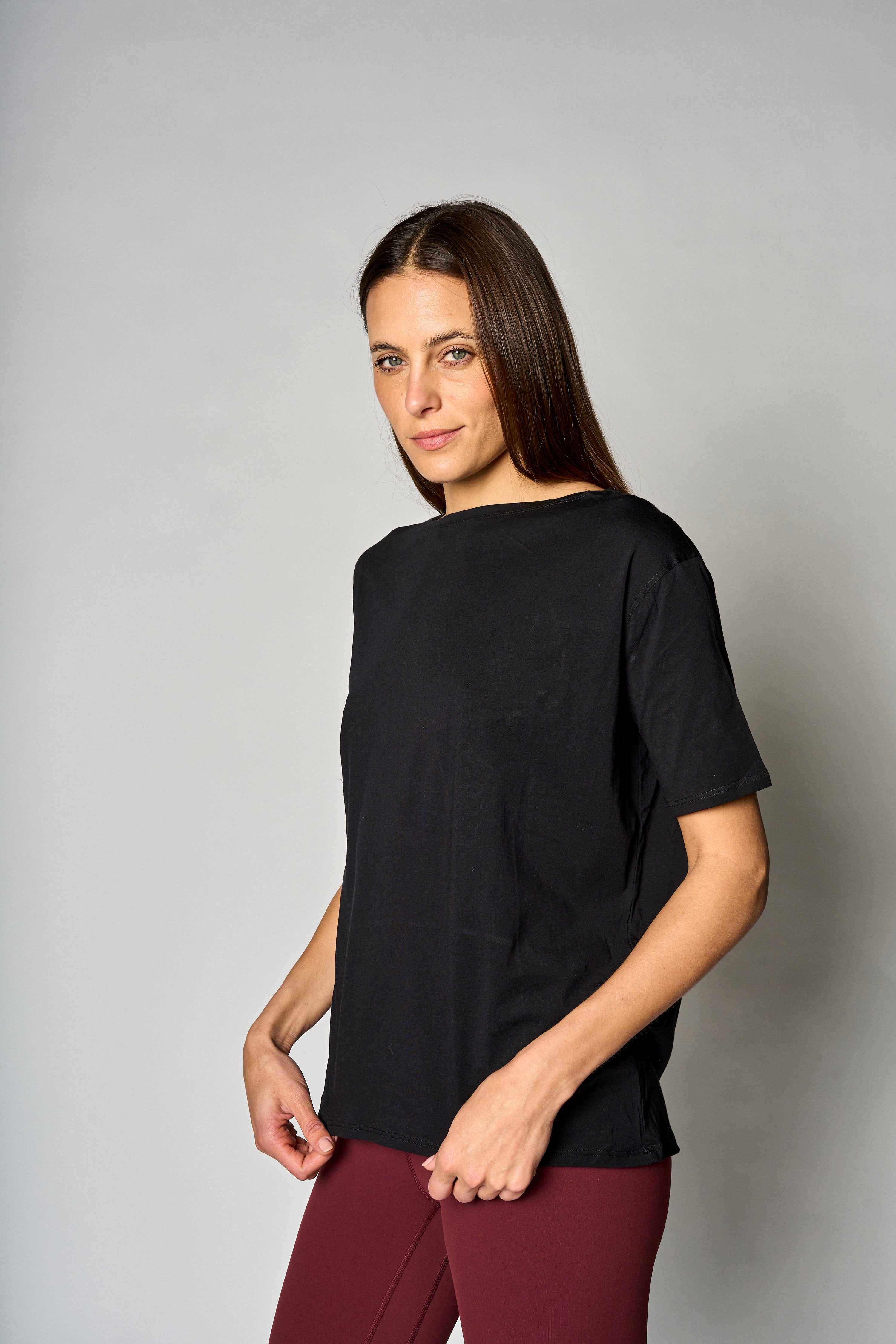 Polera básica de algodón Pima color negro - modelo en uso - La Forza Athletica