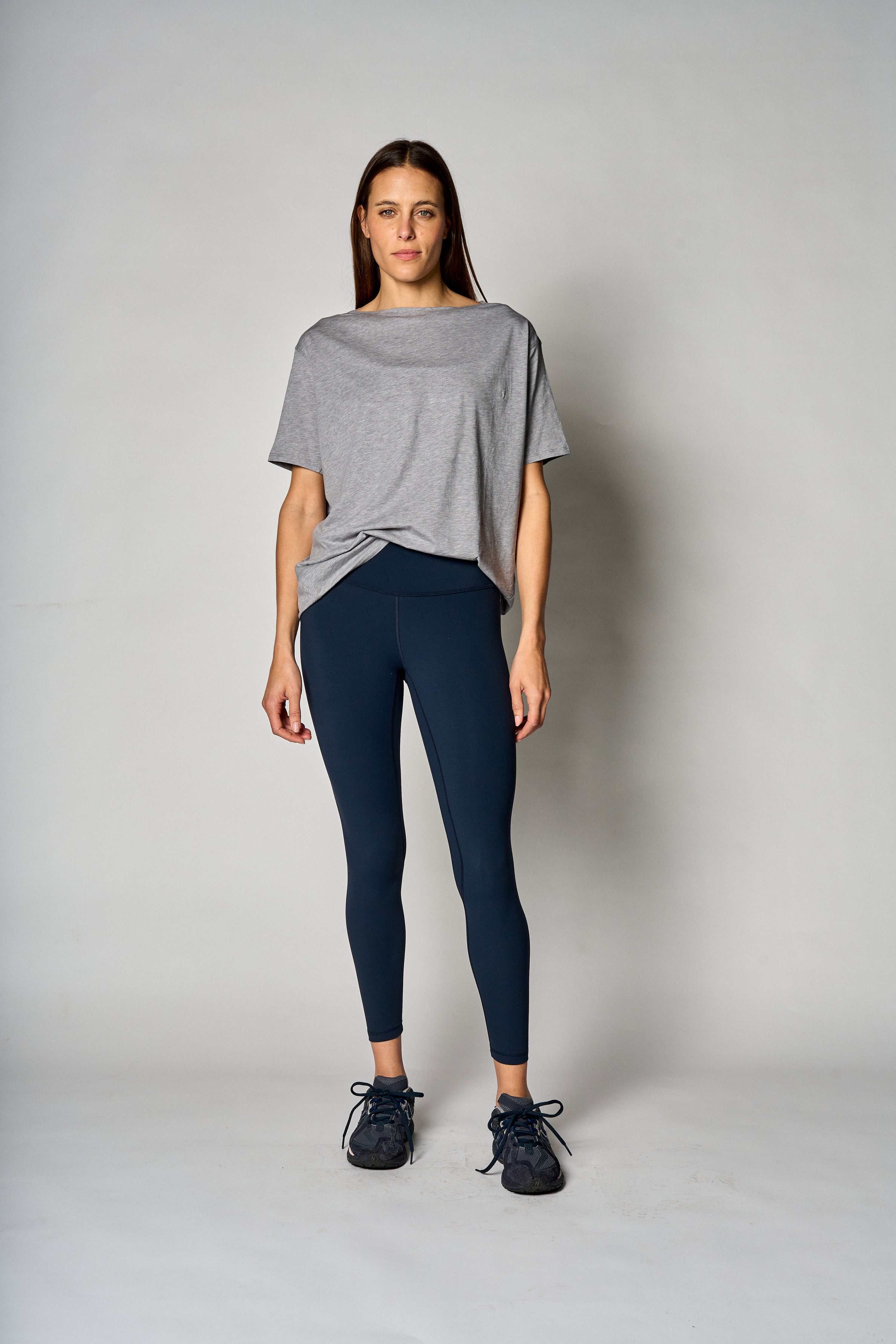 Polera básica de algodón Pima color gris - perfil - La Forza Athletica