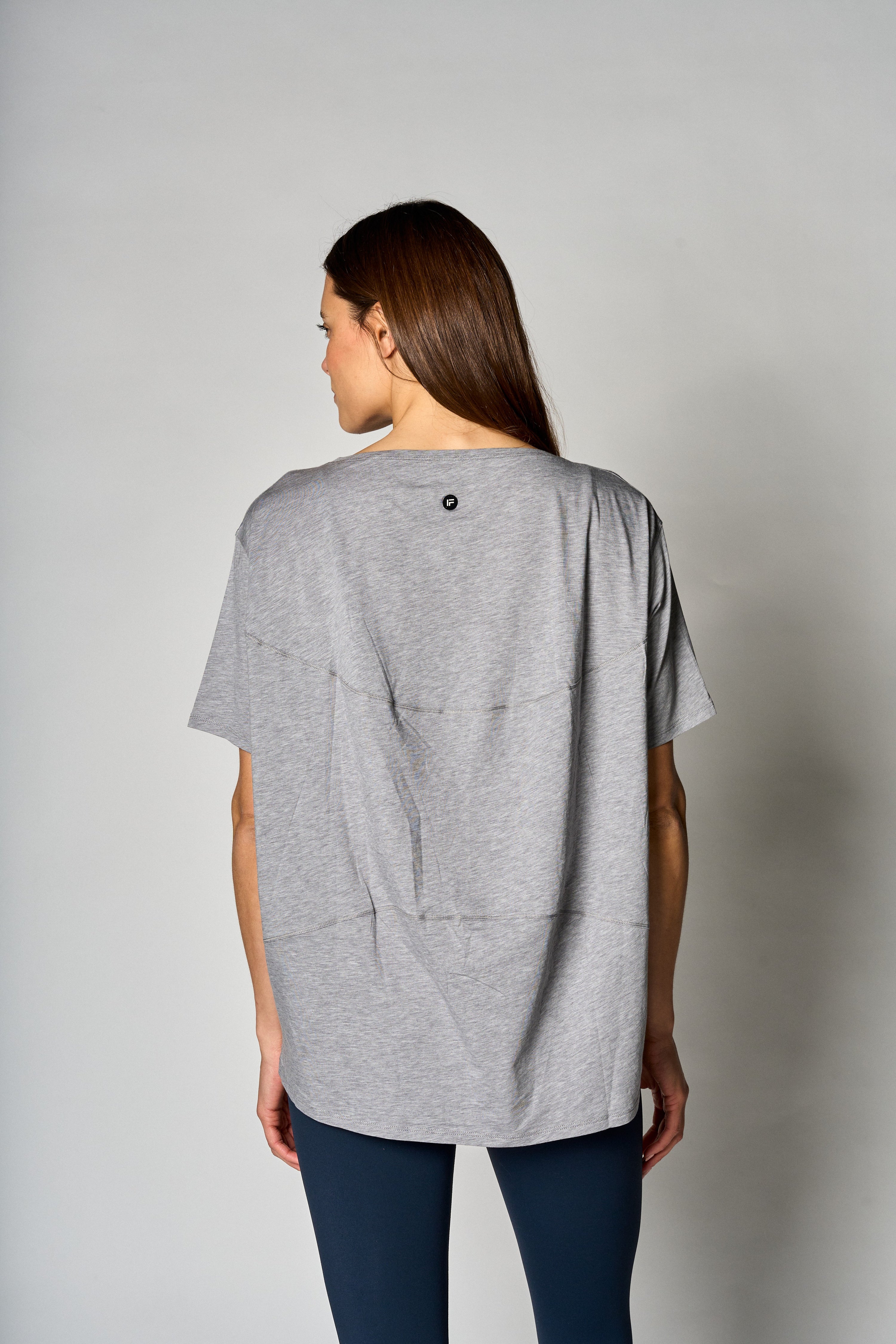 Polera básica de algodón Pima color gris - modelo en uso - La Forza Athletica