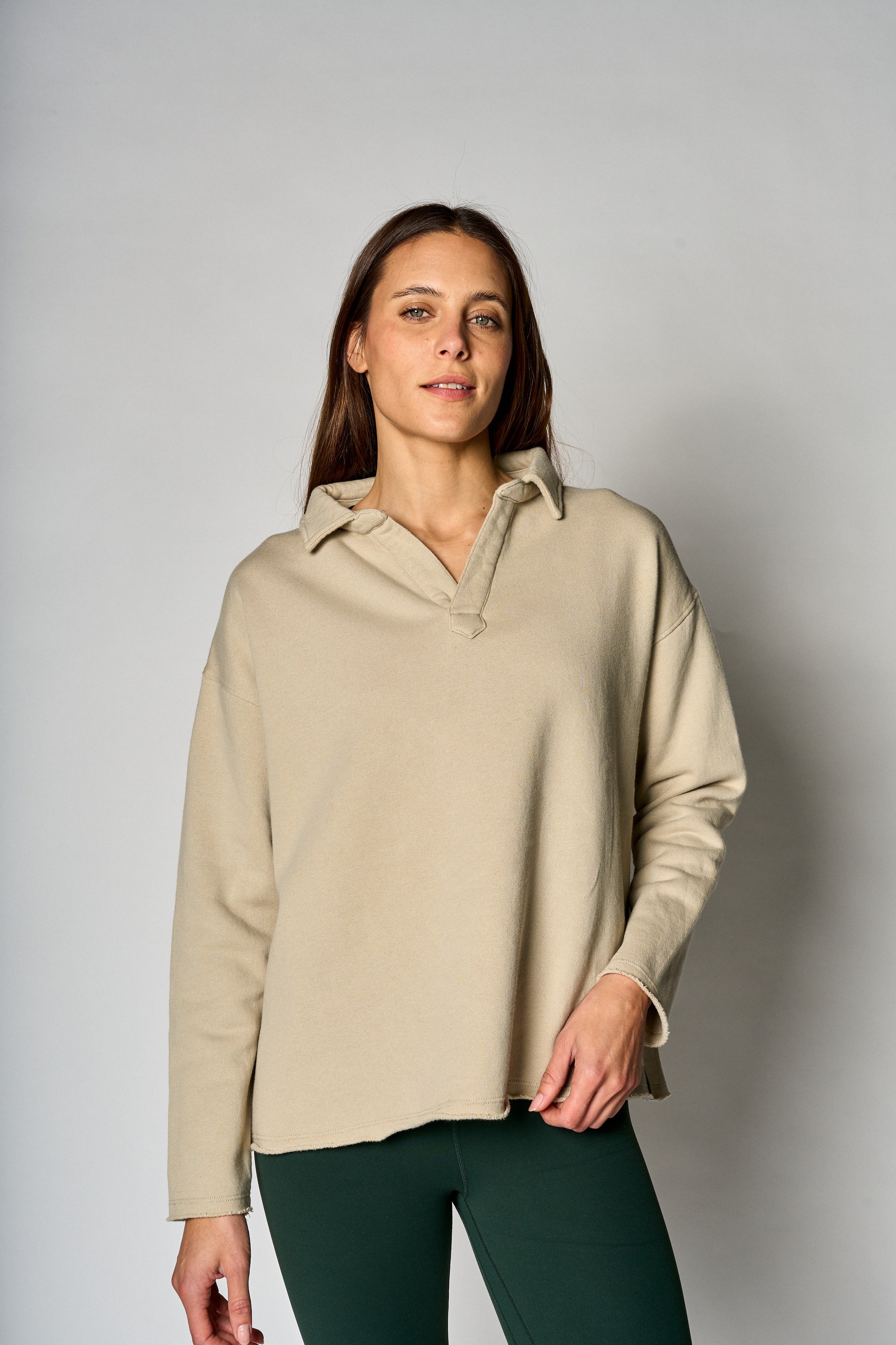 Polo Sweatshirt color beige de algodón premium - frente - La Forza Athletica