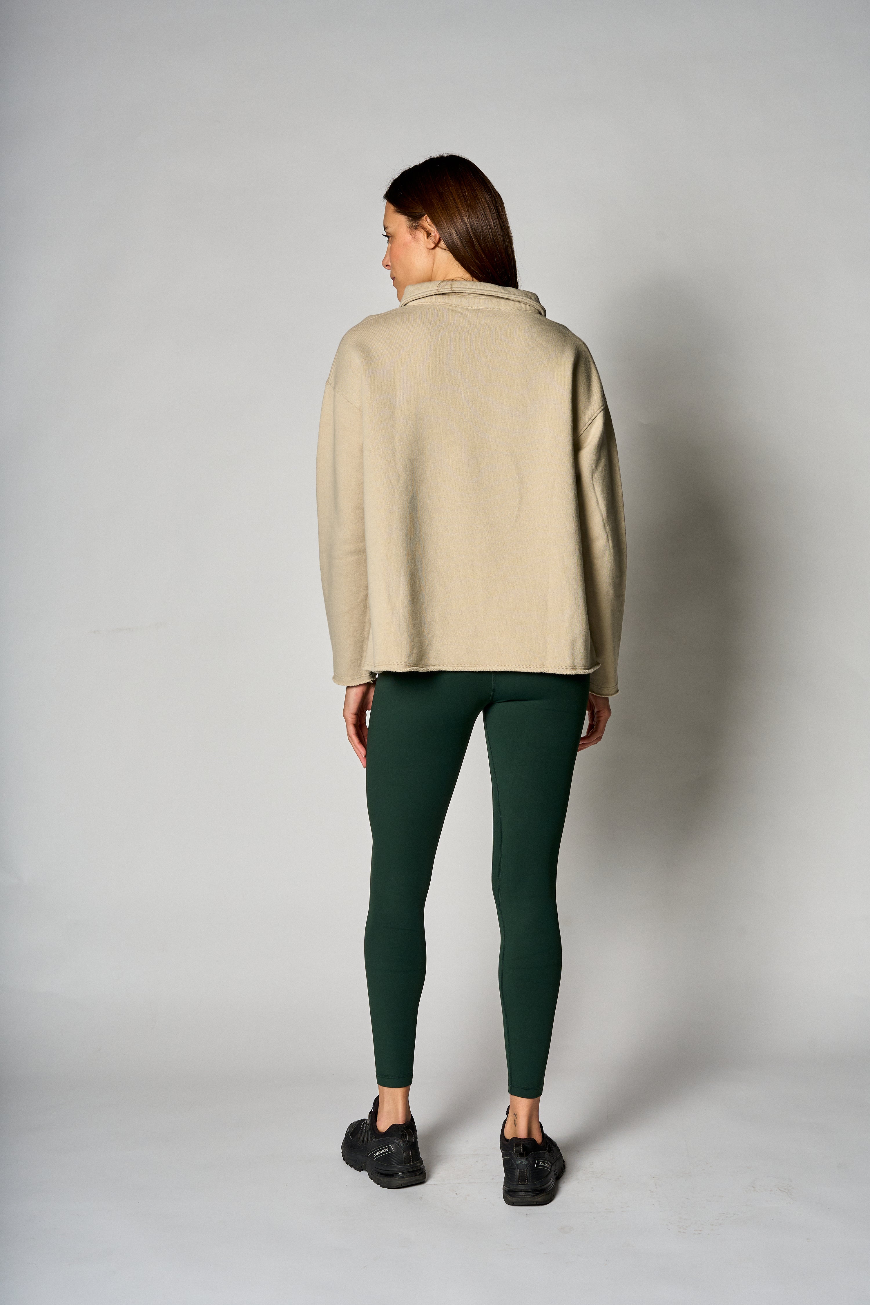 Polo Sweatshirt color beige de algodón premium - perfil - La Forza Athletica