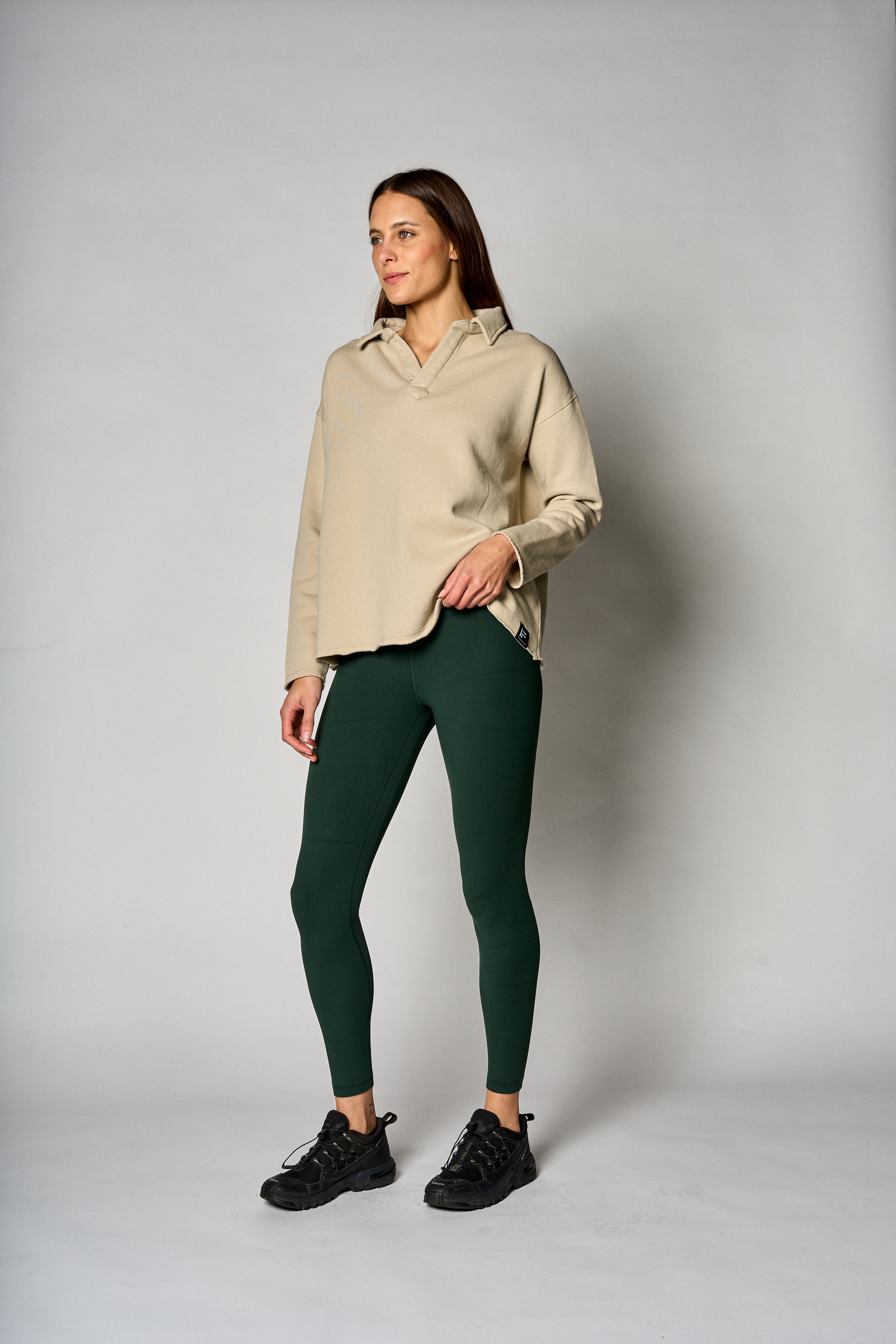 Polo Sweatshirt color beige de algodón premium - modelo en uso - La Forza Athletica