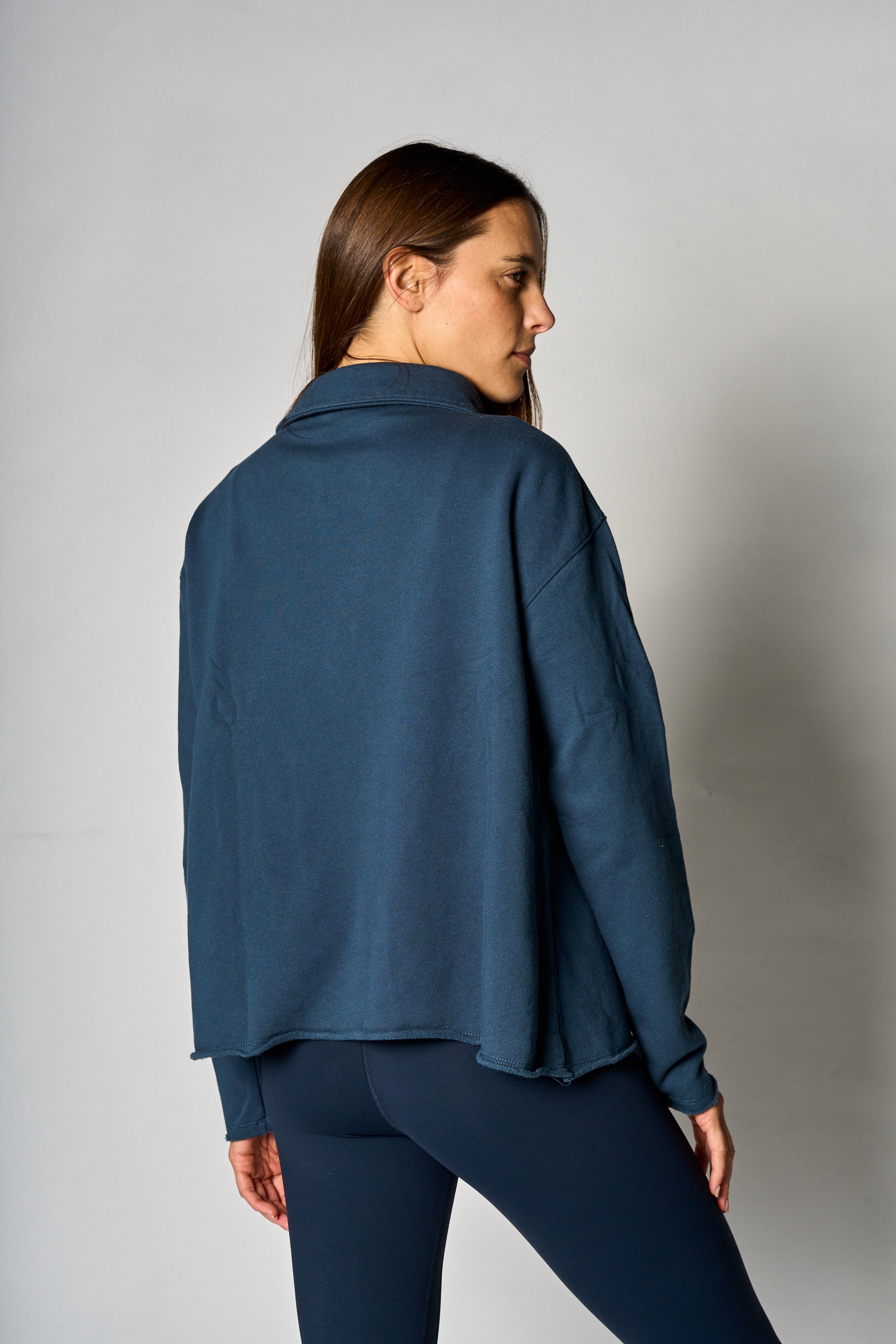 Polo Sweatshirt color azul marino de algodón premium - modelo en uso - La Forza Athletica
