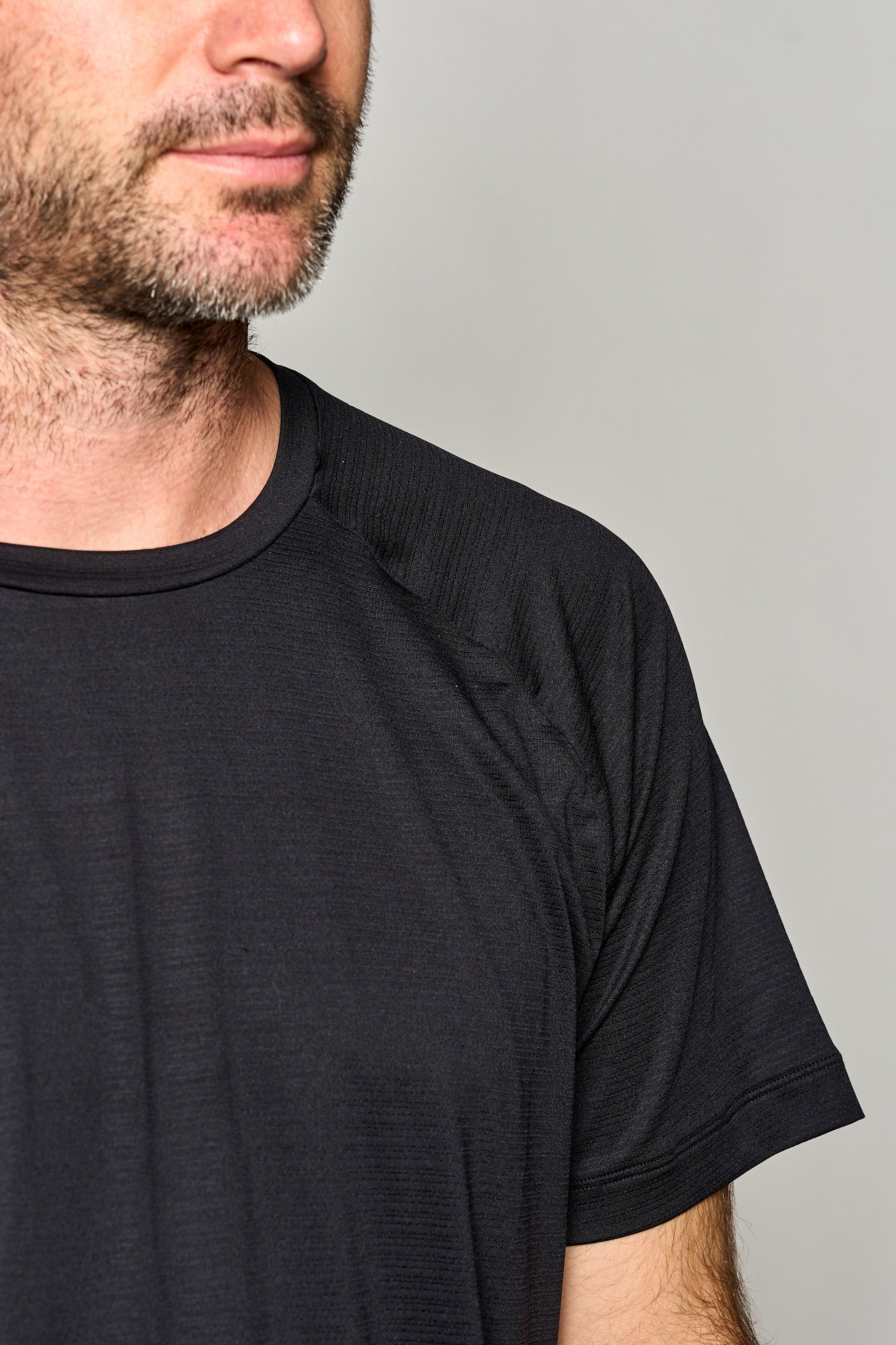 Polera deportiva Tech Tee color negro de secado rápido - perfil - La Forza Athletica