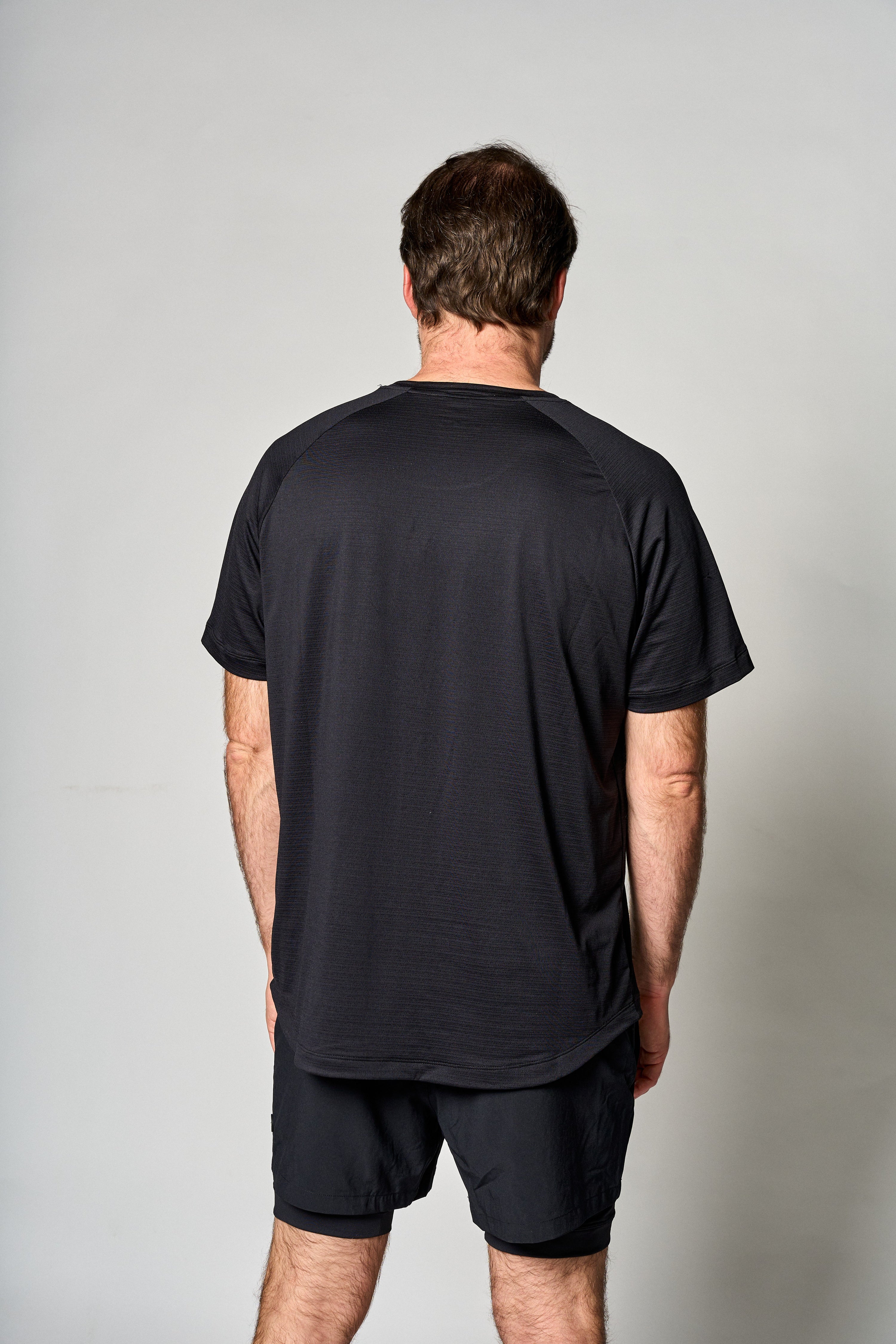 Polera deportiva Tech Tee color negro de secado rápido - modelo en uso - La Forza Athletica